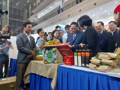 Thủ tướng Chính phủ Phạm Minh Chính tham quan không gian triển lãm công nghệ Techfest Việt Nam 2022 